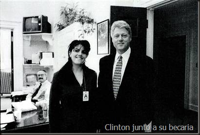 Clinton junto a su becaria